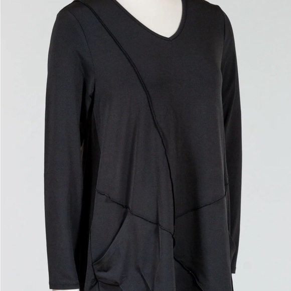 Liv Habitat tunic women medium.Black ,V-neckline,long sleeves  ,curved hem .NWOT - Picture 3 of 13